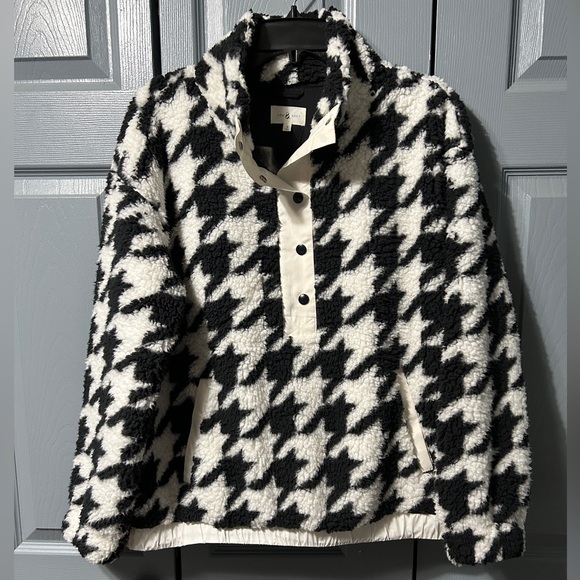 ‼️SOLD‼️🖤🤍Lou & Grey Houndstooth Fleece Pullover🤍🖤 - Picture 1 of 3